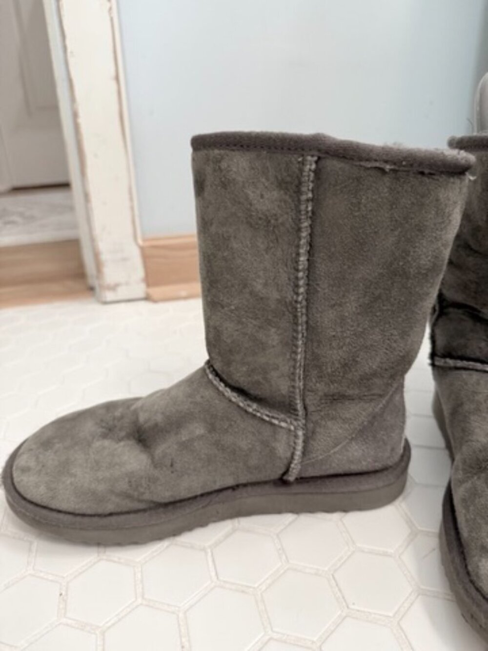 UGG Australia Classic Short Gray Sheepskin Boots Women's Size 7 Suede - Picture 2 of 8